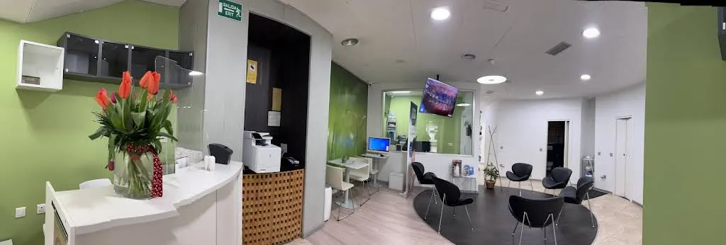 Vista panorámica de la recepción y la sala de espera de la clínica